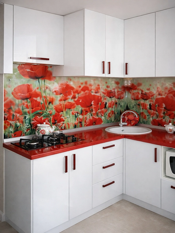 Фотография маленькой кухни с белым гарнитуром и зеленым фартуком