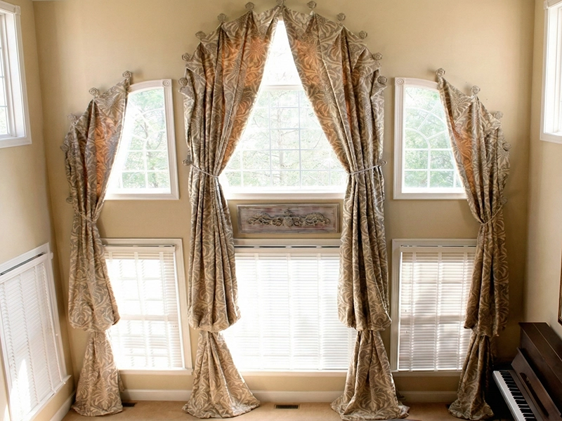 Просторная зона отдыха с мягкой мебелью у больших панорамных окон с легким светлым полупрозрачным тюлем